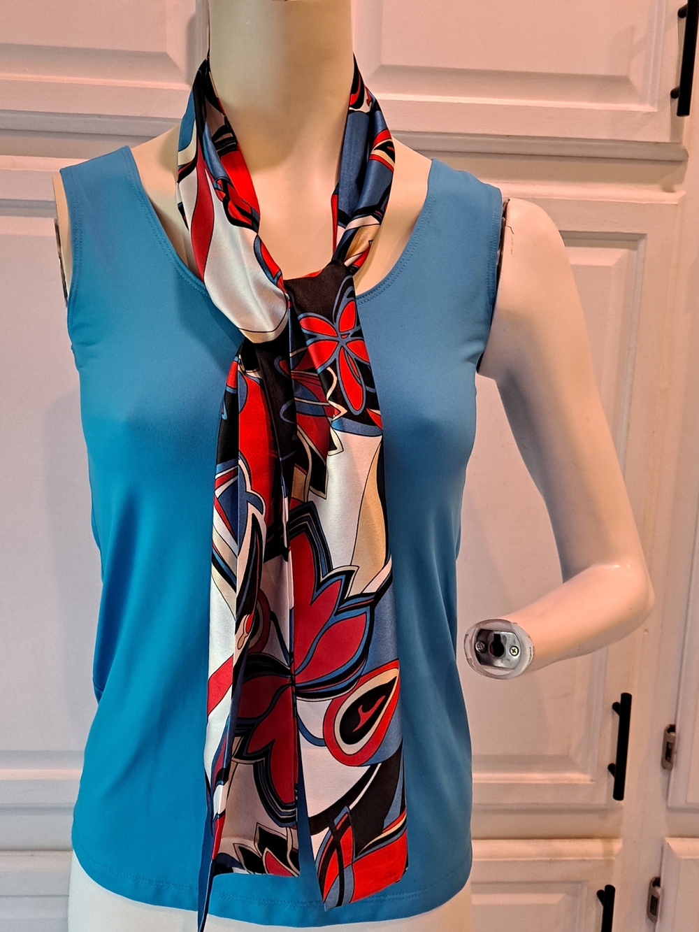 Retro Modern Chic Bold Floral Silk-Feel Scarf Red Blue Black White Tan Versatile